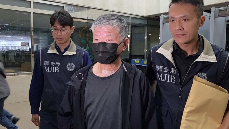 泰山企業公司董事長劉偉龍（中）疑涉內線交易案，30日晚間移送台北地檢署複訊。