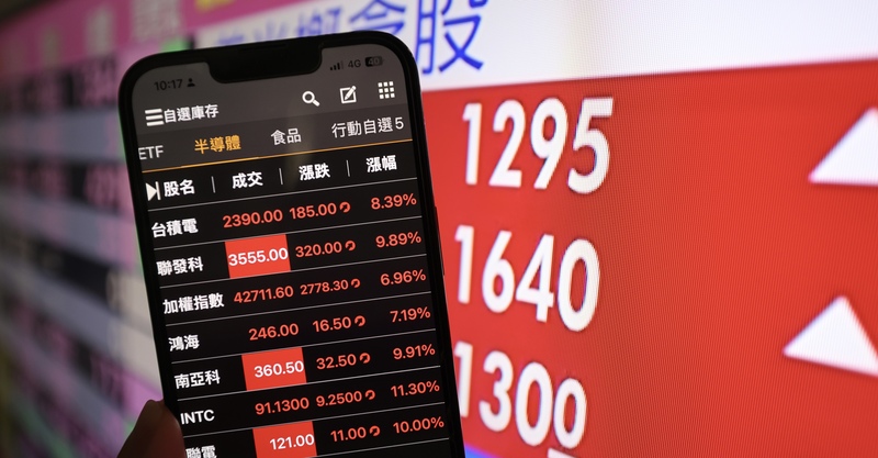 ED
台股早盤大漲　多檔電子權值股強攻漲停
台股31日早盤大漲超過2900點，為歷史盤中最大漲
點。其中聯發科、台達電、日月光投控、台光電、聯
電、欣興等多檔電子權值股強攻漲停，電子類股指數
勁大漲約8%。
中央社記者趙世勳攝　115年7月31日