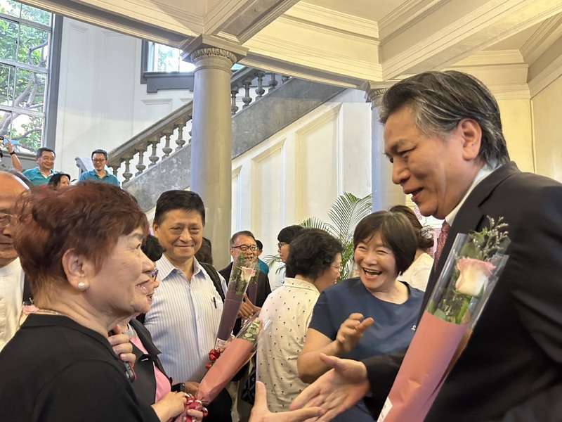 第6屆監察委員任期31日屆滿，監察院代理院長李鴻鈞（右）離開監院前，看到歡送隊伍不禁哽咽。