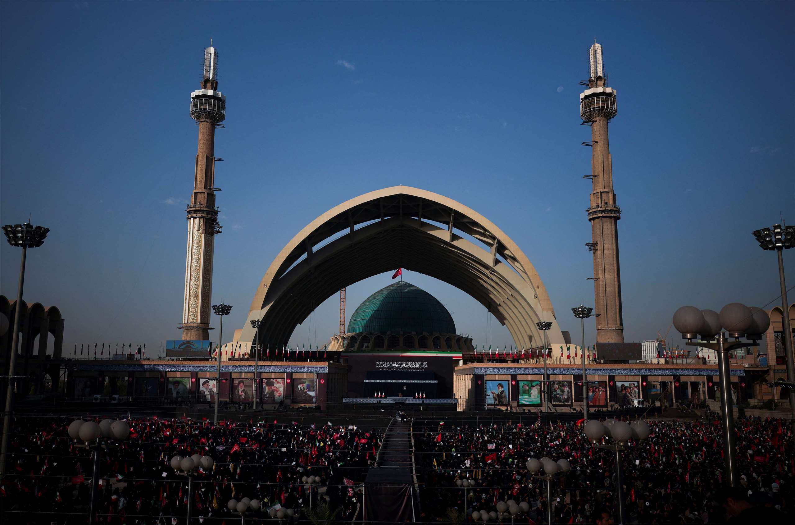 伊朗民眾4日聚集在伊瑪目霍梅尼清真寺(Imam Khomeini Grand Mosalla)舉行公開告別儀式，悼念於2026年2月28日在以色列和美國空襲中喪生的最高領袖哈米尼(Ayatollah Ali Khamenei)。