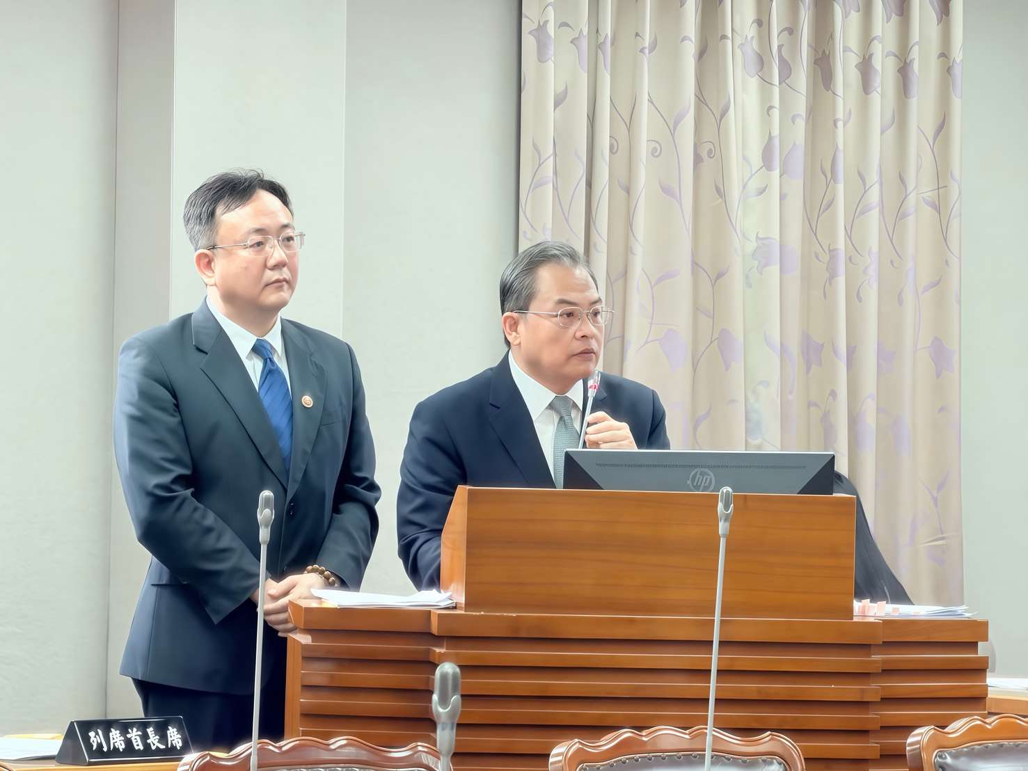 司法院副秘書長李釱任(右)及法務部次長馮成(左)6日出席立法院司法法制委員會。(鄭佑漢 攝)