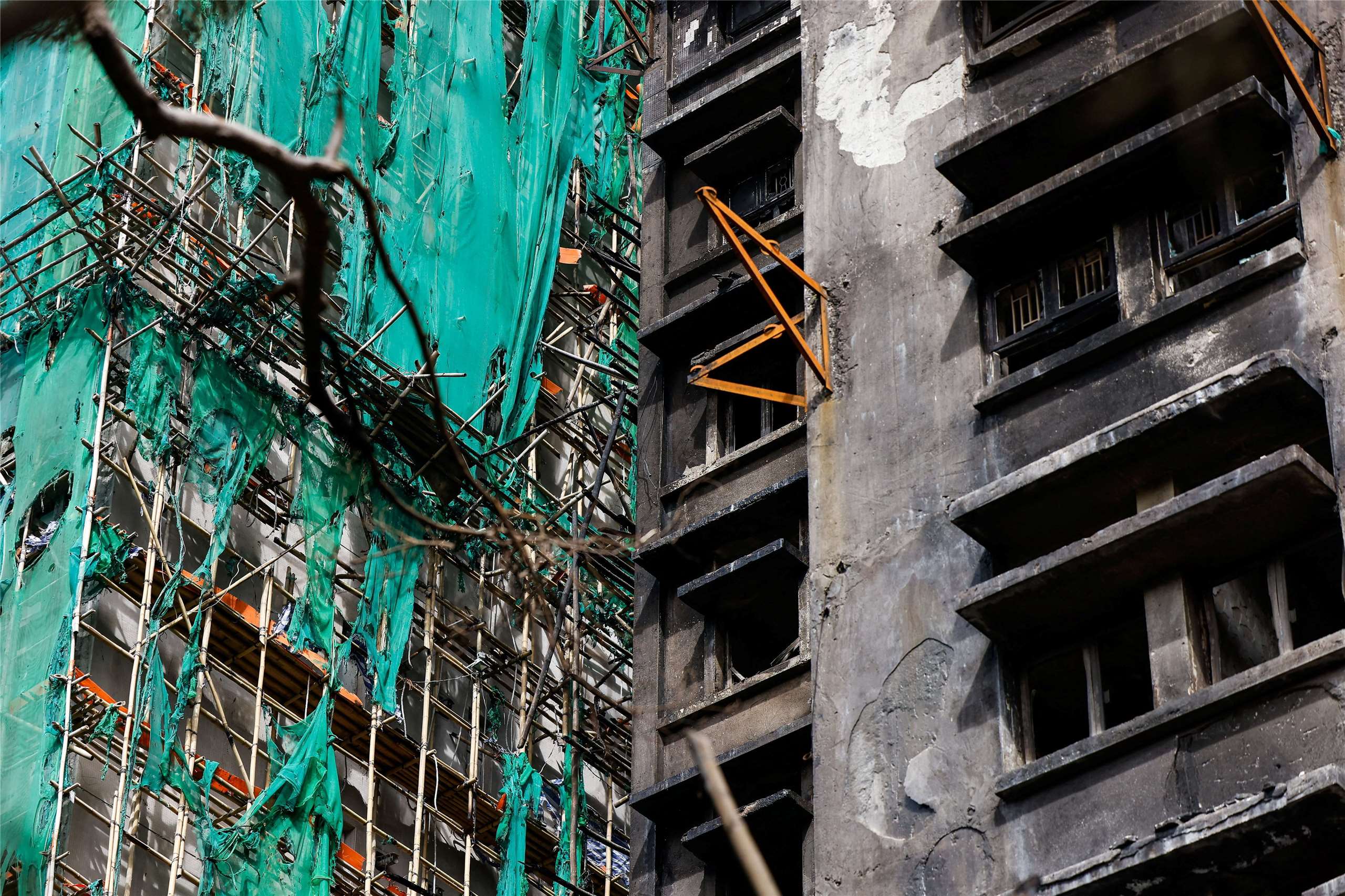 2025年11月26日，香港大埔宏福苑大火造成168人死亡，事後調查指工地人員吸菸釀禍，促使社會要求工地全面禁菸。圖為宏福苑大火災後景象。資料照。
