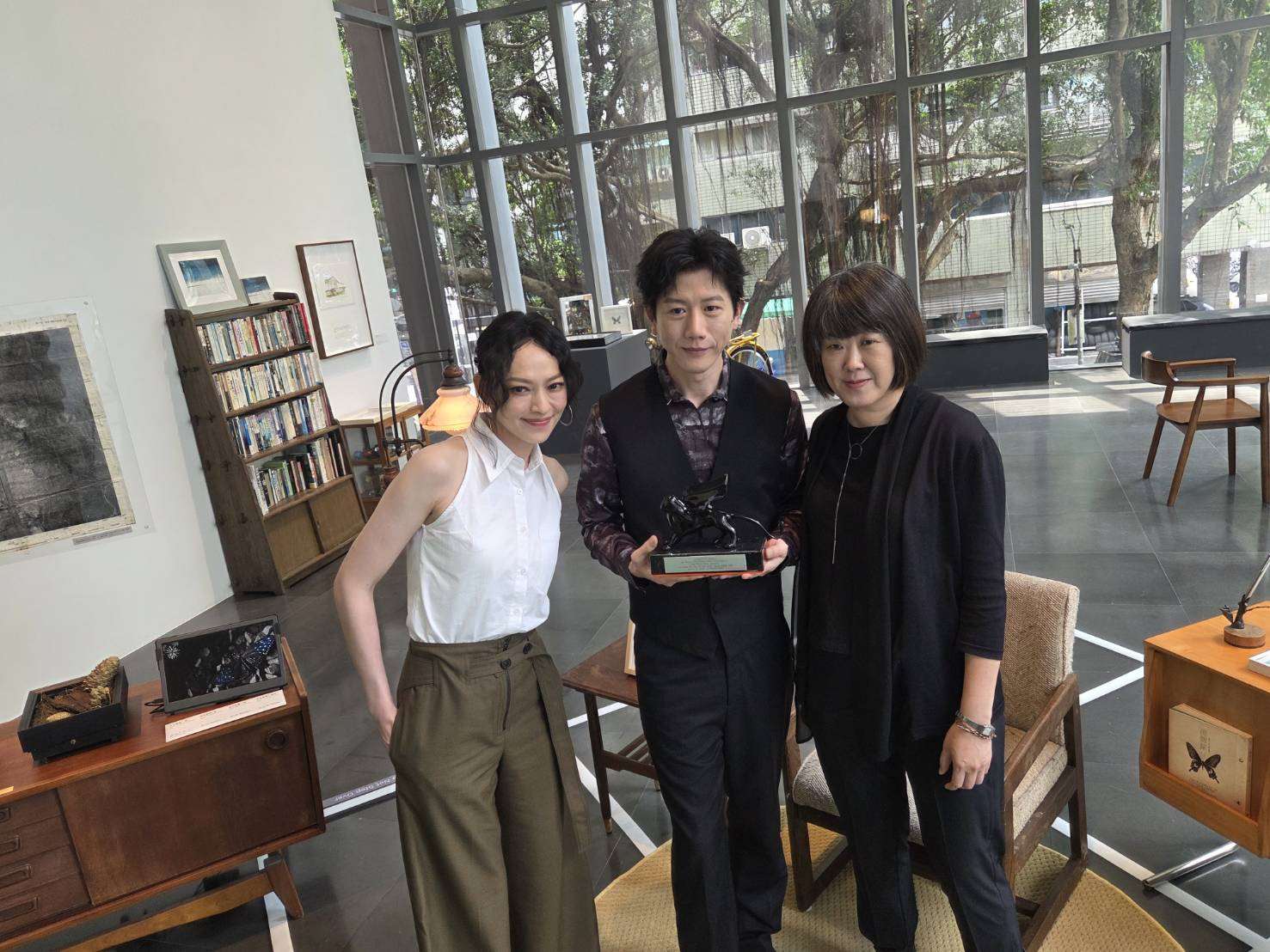 榮獲第82屆威尼斯影展沉浸式內容競賽「最佳體驗大獎」的VR作品《雲在兩千米》，25日起在北師美術館推出同名沉浸式展覽。左起演員姚以緹、莫子儀、導言陳芯宜。(江昭倫 攝)