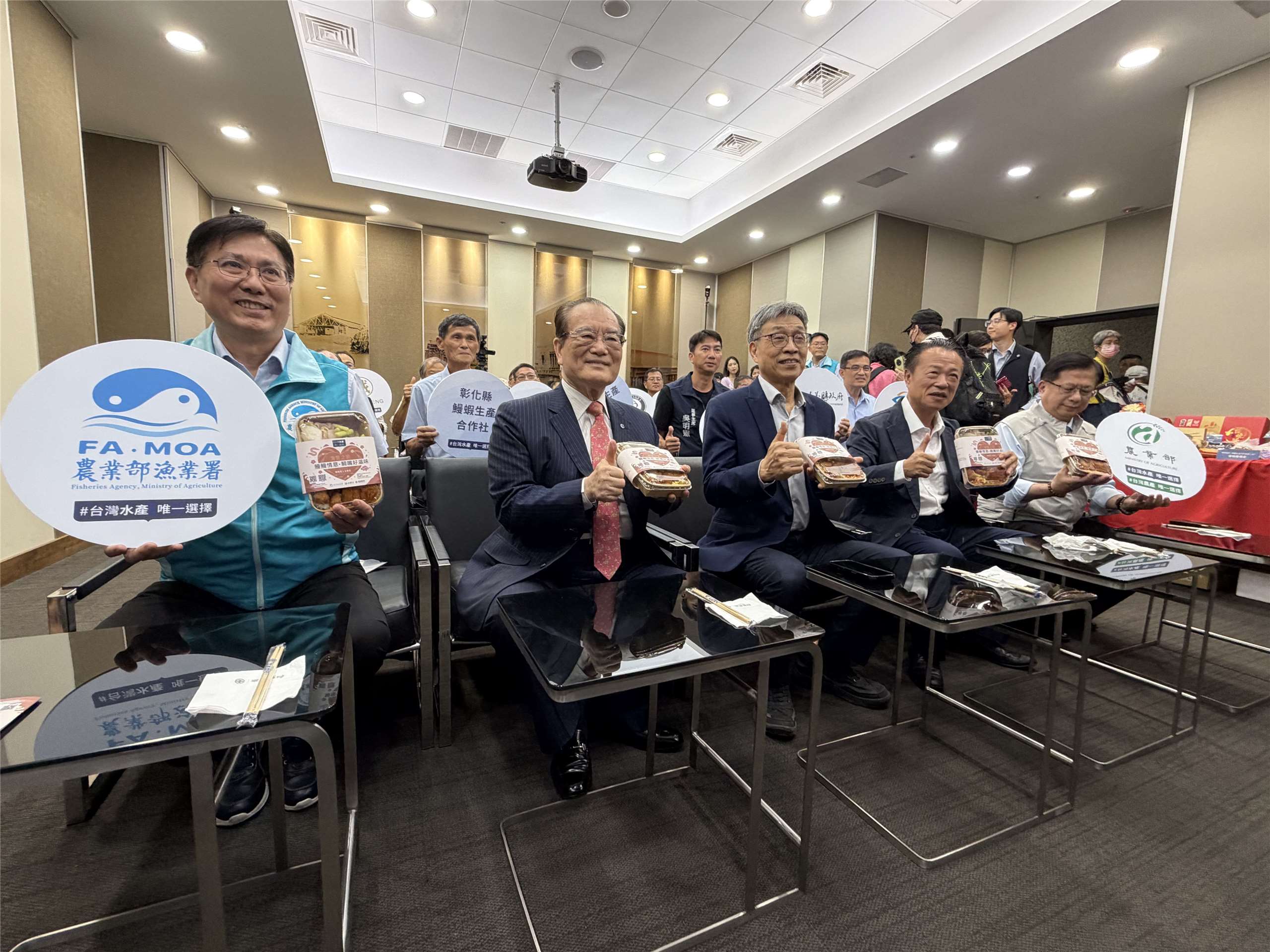 農業部長陳駿季(中)7日率領漁業署長王茂城(左)，與嘉義縣長翁章梁(中右)及台鐵公司董事長鄭光遠(中左)，攜手推出充滿「鰻鰻情意 鯛嘴好滋味」的台鐵聯名「鯛鰻便當」便當。(吳琍君攝)