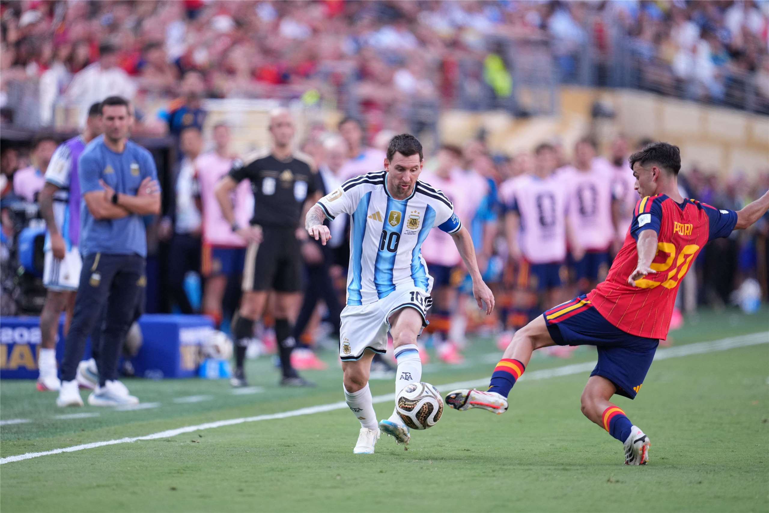 世界盃決賽，阿根廷的梅西( Lionel Messi)(左) 和西班牙的佩德里(Pedri Gonzalez)爭球。
