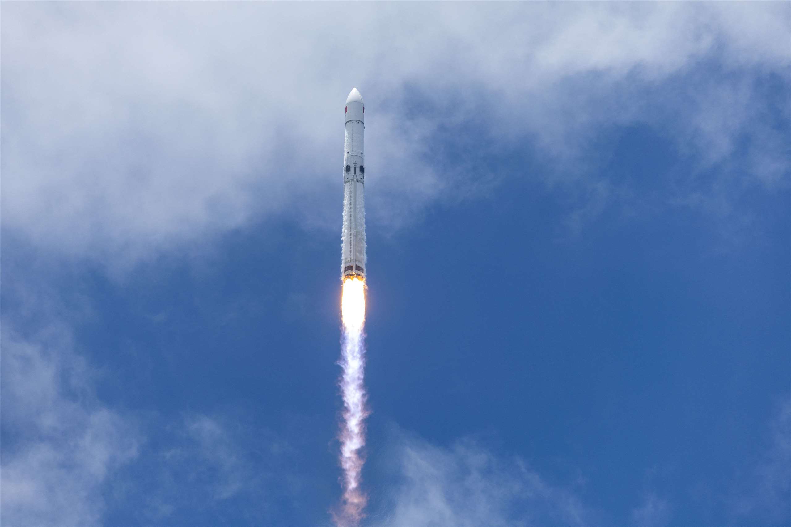長征十號乙運載火箭（CZ-10B）10日在中國海南商業航天發射場發射升空。