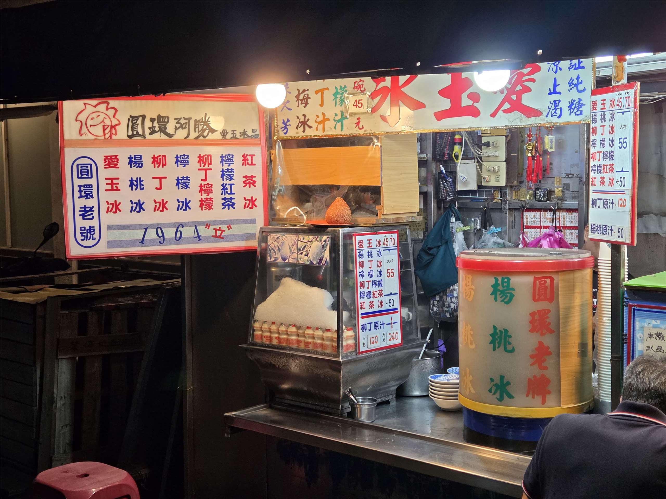假若這些菜單都改為黑體，「台灣味」似乎就走味了。(饒辰書 攝)