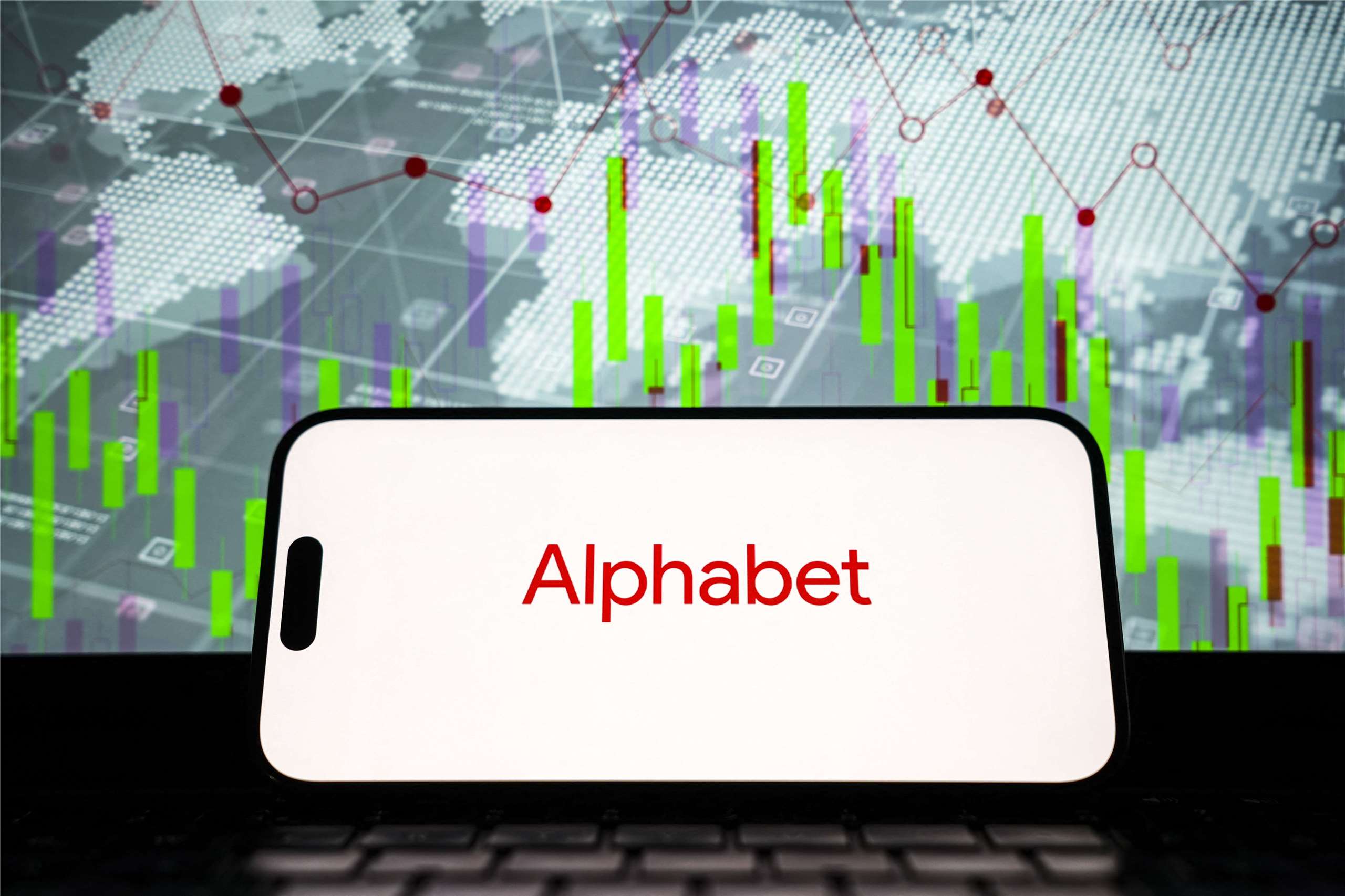 Google母公司Alphabett公布第二季財報，營收達1,198億美元，同時公司加大AI投資力度，將今年資本支出上修至1,950億至2,050億美元區間。