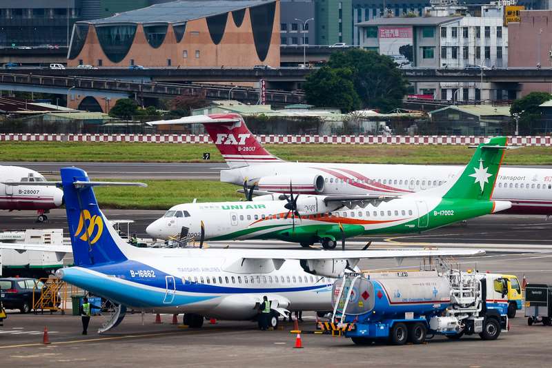 圖為台北松山機場停機坪內班機停駐。資料照。
