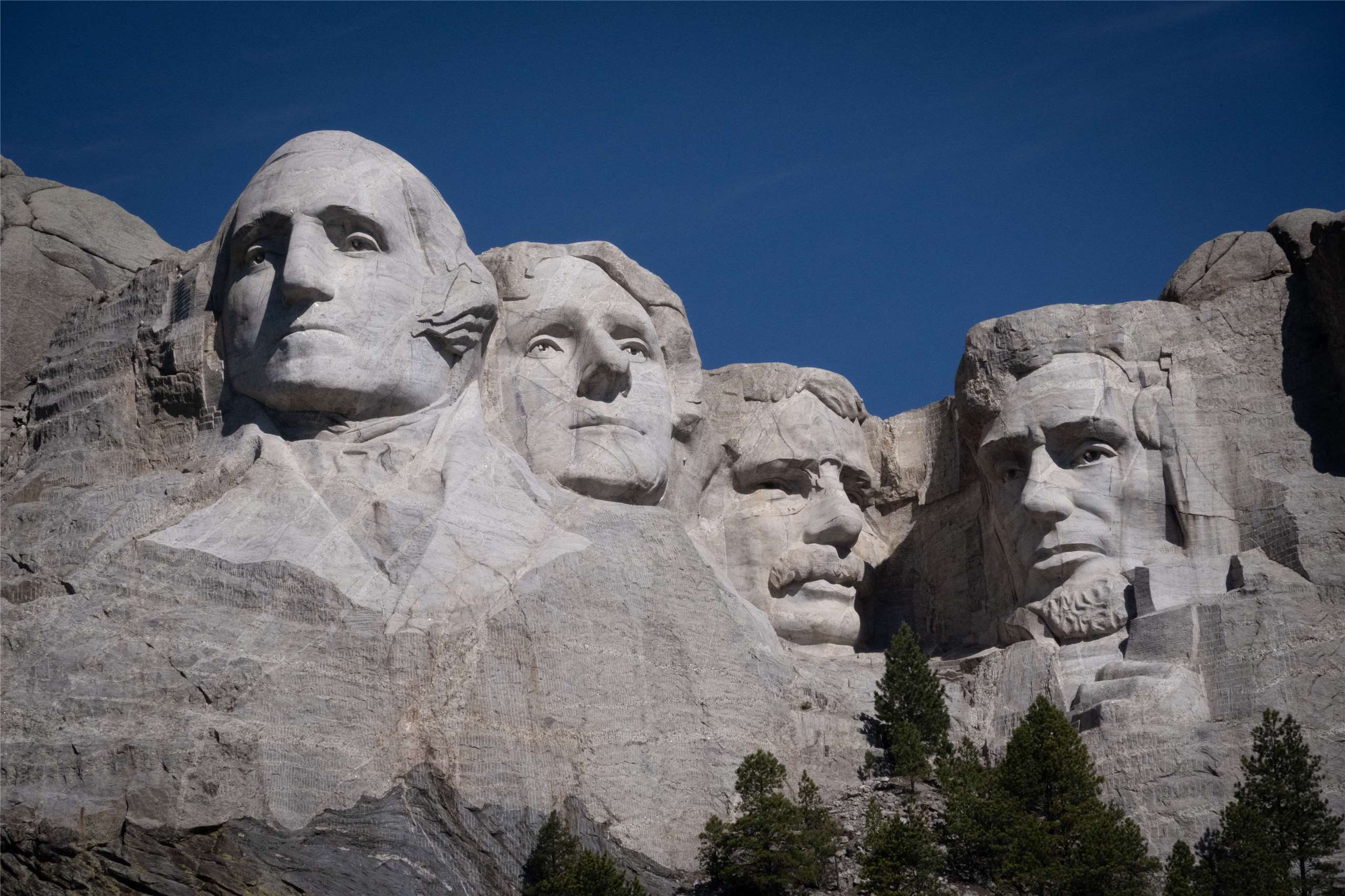 俗稱「總統山」的拉什摩爾山(Mount Rushmore)刻有美國總統喬治·華盛頓、托馬斯·傑佛遜、羅斯福以及林肯的半身像，美國總統川普計劃於7月3日造訪該紀念碑慶祝建國250週年。(AFP)