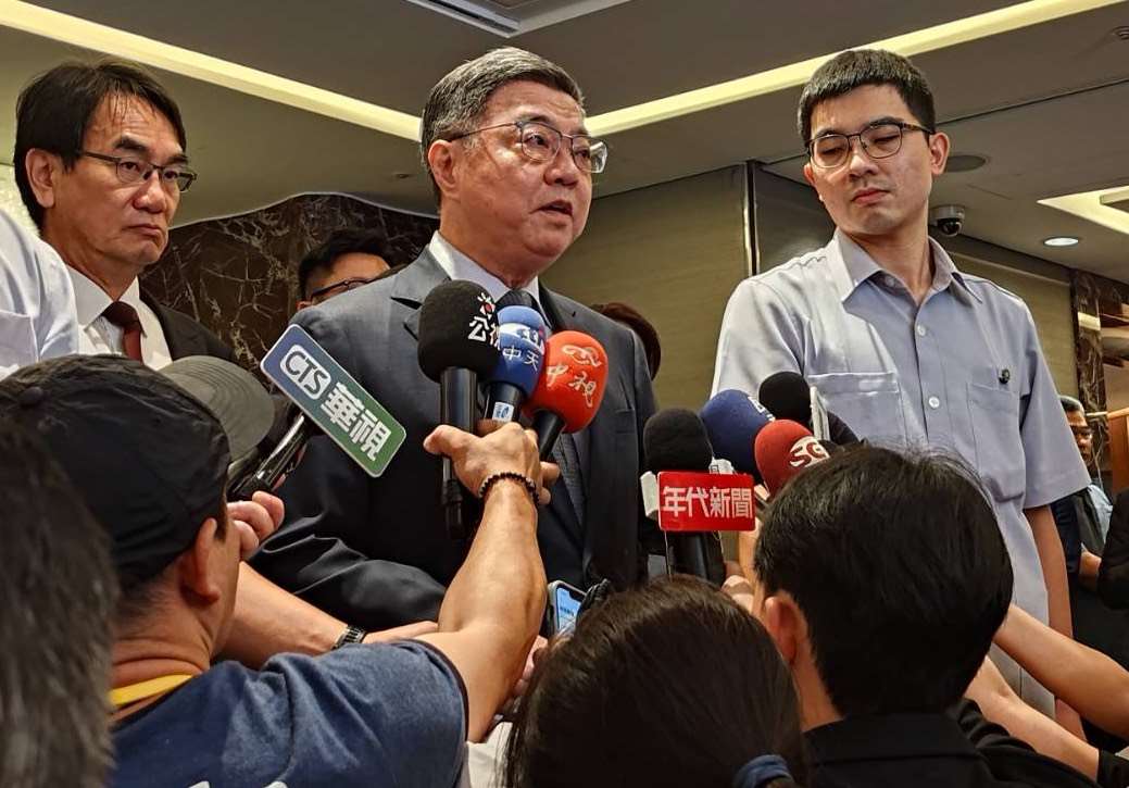 行政院長卓榮泰(中)7日指出，若中聯公司無法恢復生產，經濟部與農業部將全力維持油品供應秩序，確保市場供需平衡與價格穩定，保障民生。(實習記者賴玟潔 攝)
