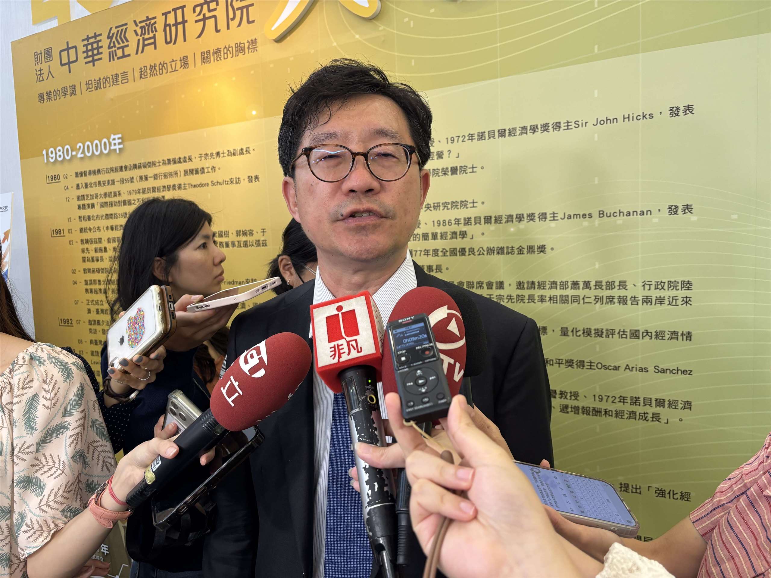 中華經濟研究院院長連賢明今天(24日)接受媒體聯訪時表示，AI投資熱潮仍未出現降溫跡象。(楊文君攝)
