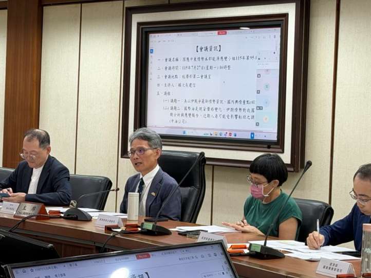 經濟部次長賴建信(中)今天(27日)主持「因應中東情勢本部能源應變小組會議」。(圖 : 經濟部)