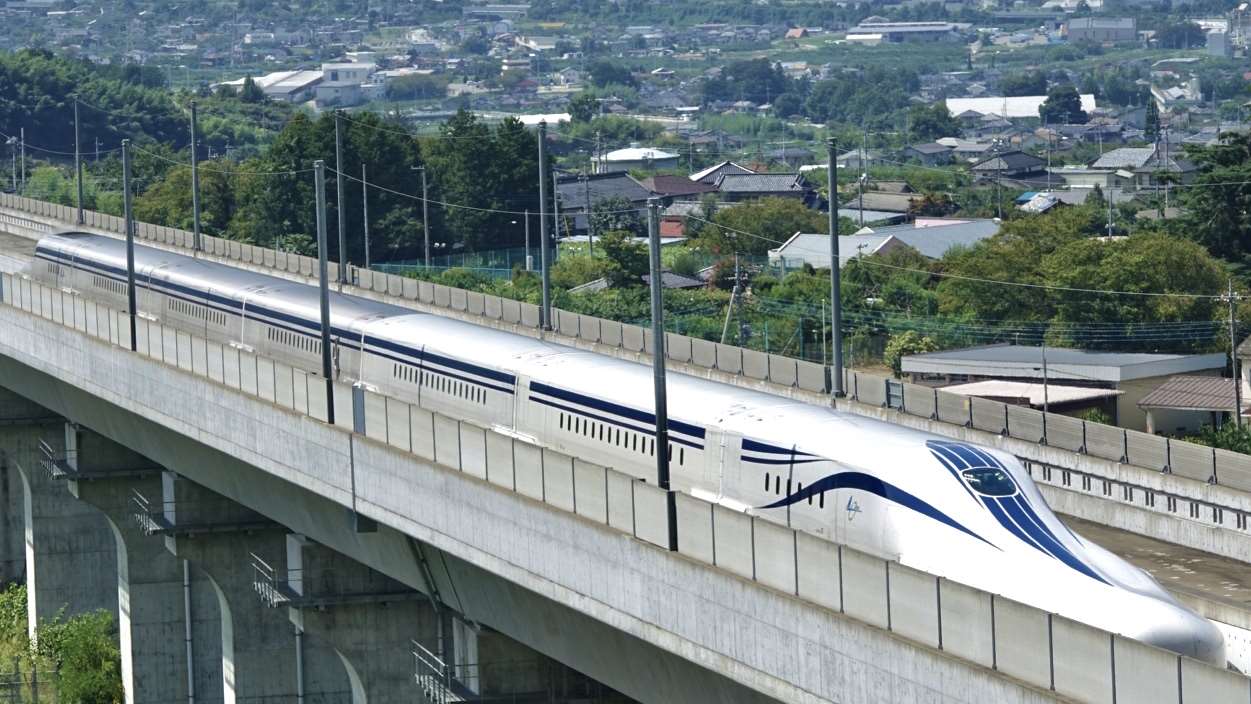 中央新幹線尚未完工，最快時速約500公里，若開通的話，東京都的品川站至名古屋站行駛時間最短40分鐘，品川站至大阪站行駛時間最短1小時多。圖為用於中央新幹線的改良型L0系高速列車。(圖：維基)