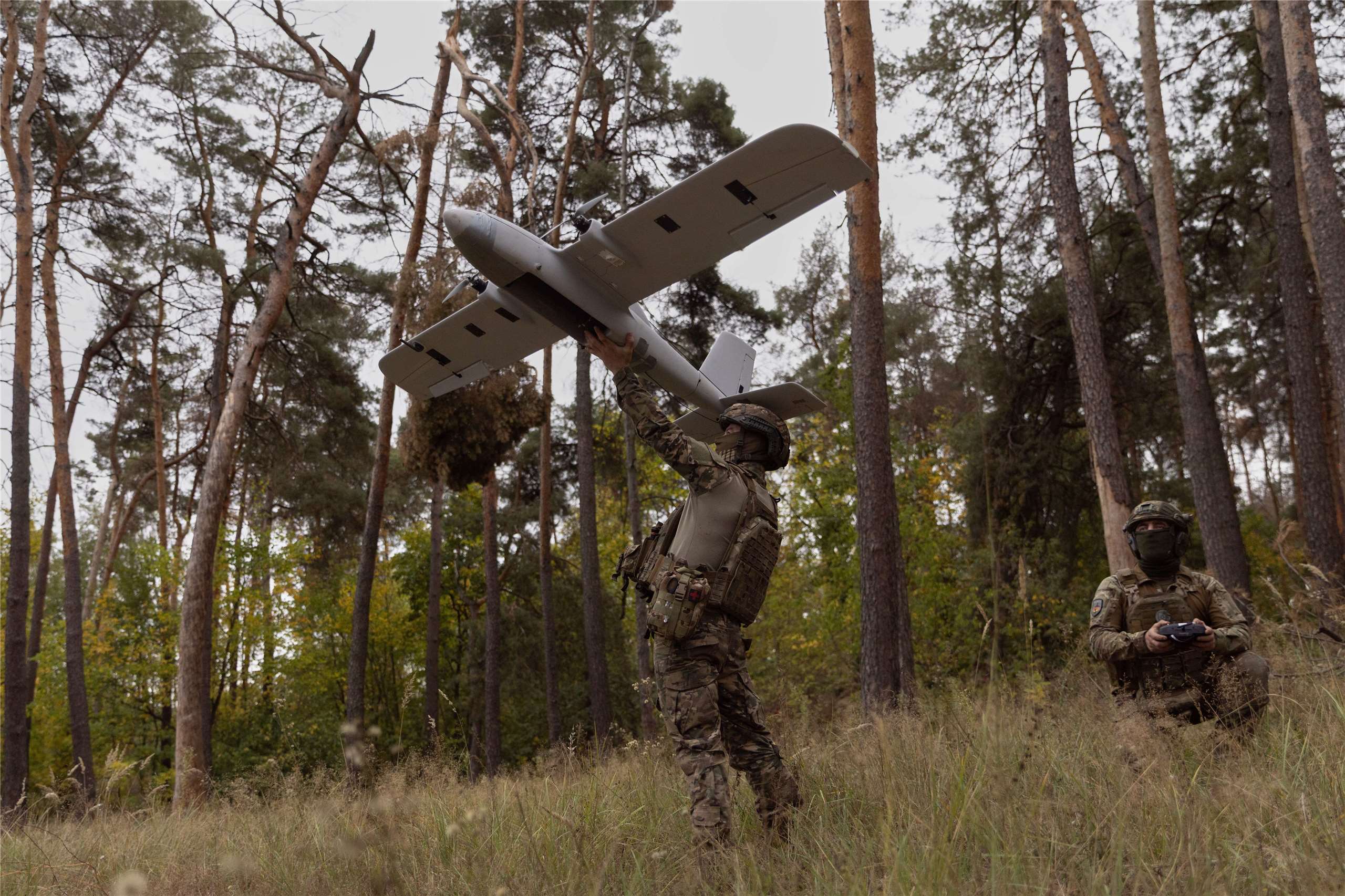 圖為烏克蘭士兵準備在烏克蘭哈爾科夫地區發射復仇者無人機。