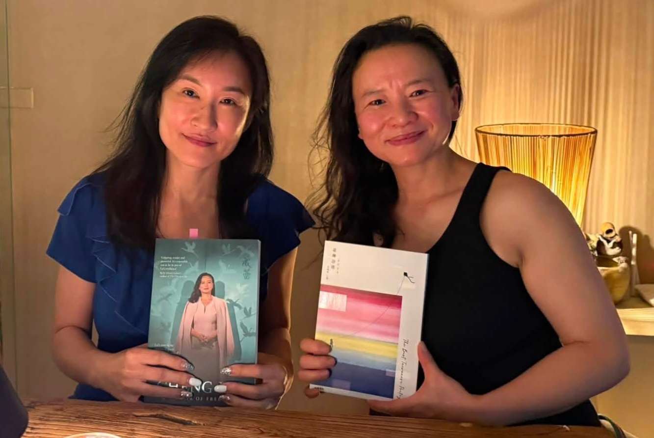 「最美麗的相遇」，文學家林婉瑜(左)和媒體人成蕾(右)互相送給對方最近期的著作。(林婉瑜提供)