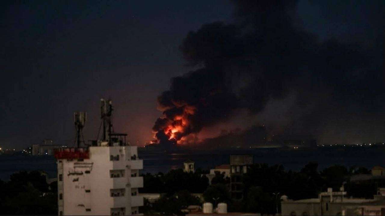 沙烏地阿拉伯皇家空軍對葉門西部「青年運動」(Houthi)武裝控制的荷台達港進行了多次空襲。(X平台/@OSINTWarfare)