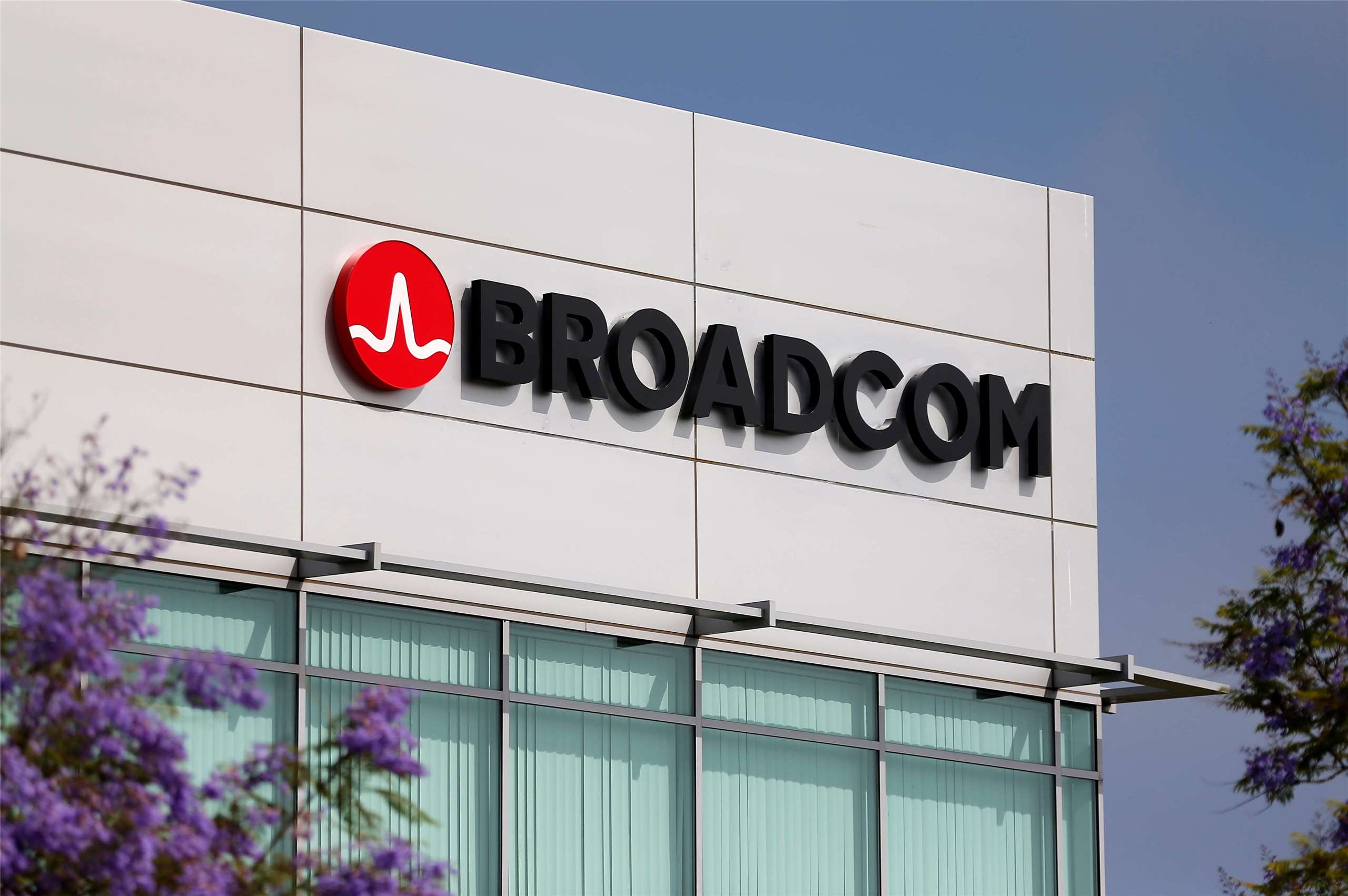 蘋果公司(Apple)8日宣布，已與晶片公司博通(Broadcom)達成超過300億美元的協議。