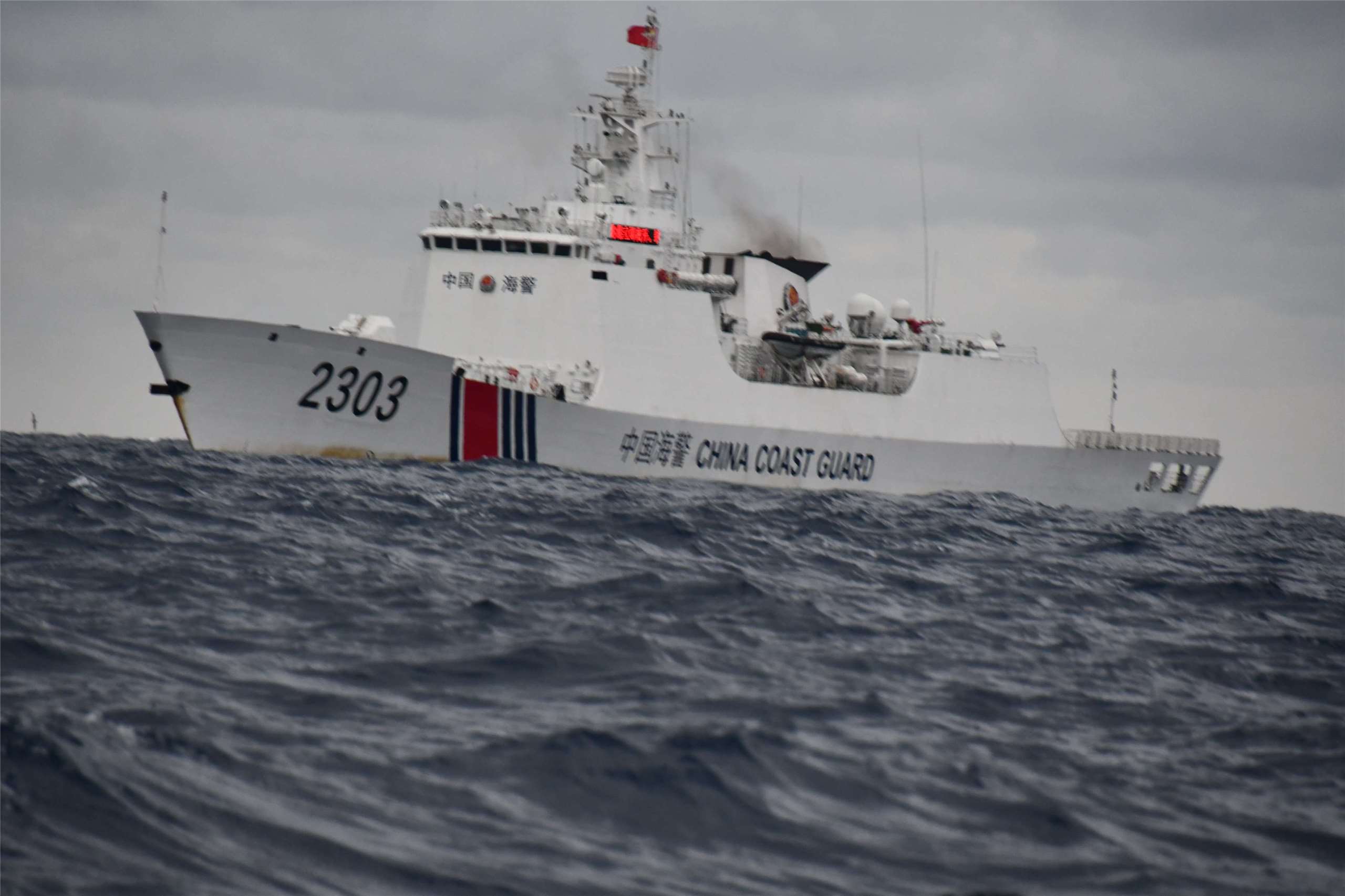 日本安保專家指出，中國持續在釣魚台列嶼(日稱尖閣諸島)周邊海域施壓，目的之一是讓外界逐漸習慣這種狀況，進而將其常態化。圖為中國海警船2303尾隨監視日本漁船。(翻攝X@nakamahitoshi)