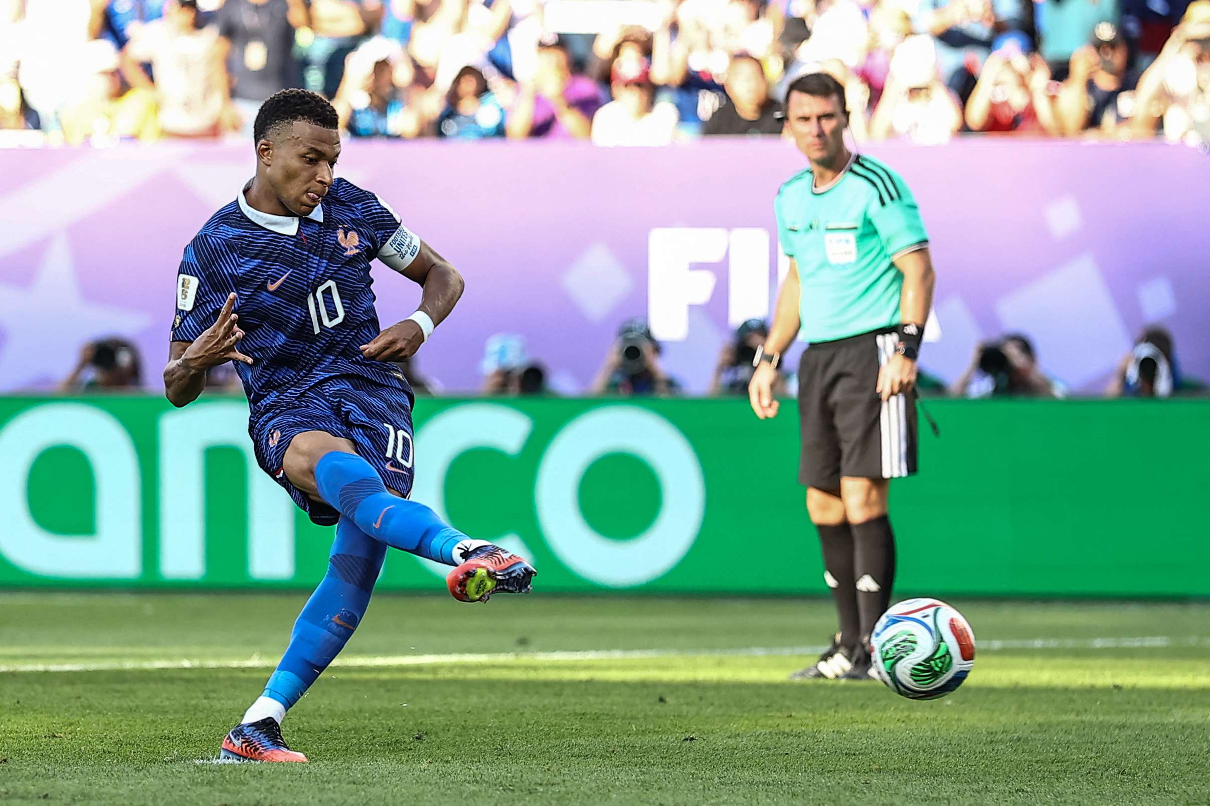 法國前鋒姆巴佩(Kylian Mbappé)4日踢進12碼球，以1比0氣走勁敵巴拉圭闖進8強。