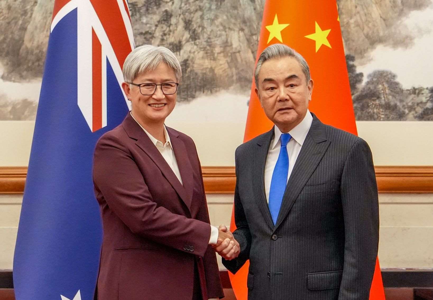澳洲外交部長黃英賢(Penny Wong)和中國外長王毅會面時，針對北京在南太平洋試射可搭載核彈頭的飛彈提出關切。中國潛艦7月發射​​一枚裝有模擬彈頭的彈道飛彈，射程可深入太平洋(圖:X@SenatorWong)
