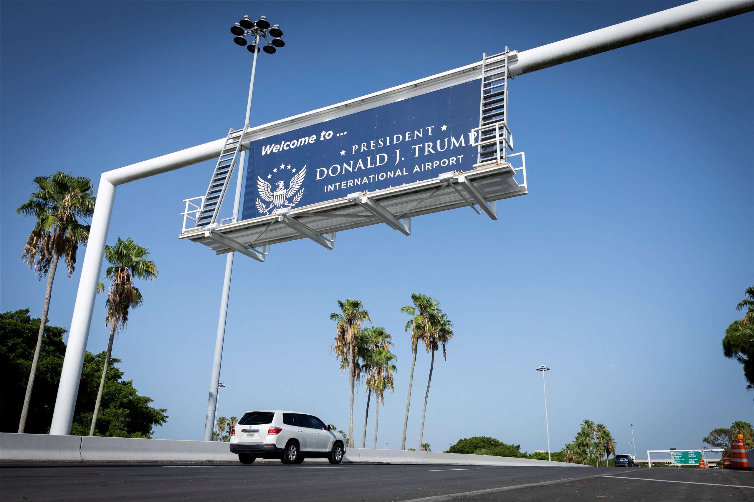 位於美國南佛羅里達的棕櫚灘國際機場(Palm Beach International Airport)，9日正式改名為「唐納．J．川普總統國際機場」(President Donald J. Trump International Airport)。