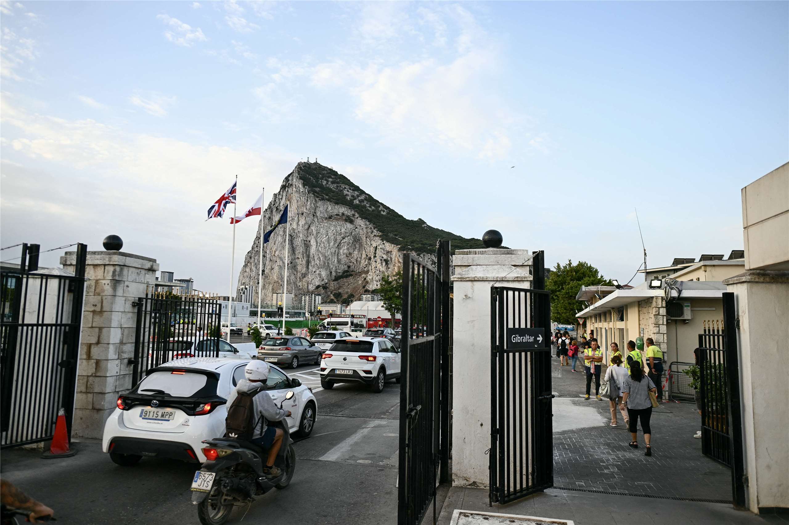 西班牙拉利內亞德拉孔塞普西翁鎮（La Linea de la Concepcion）的人員和車輛，15日首次在沒有邊境管制的情況下，湧入英國領土直布羅陀。
