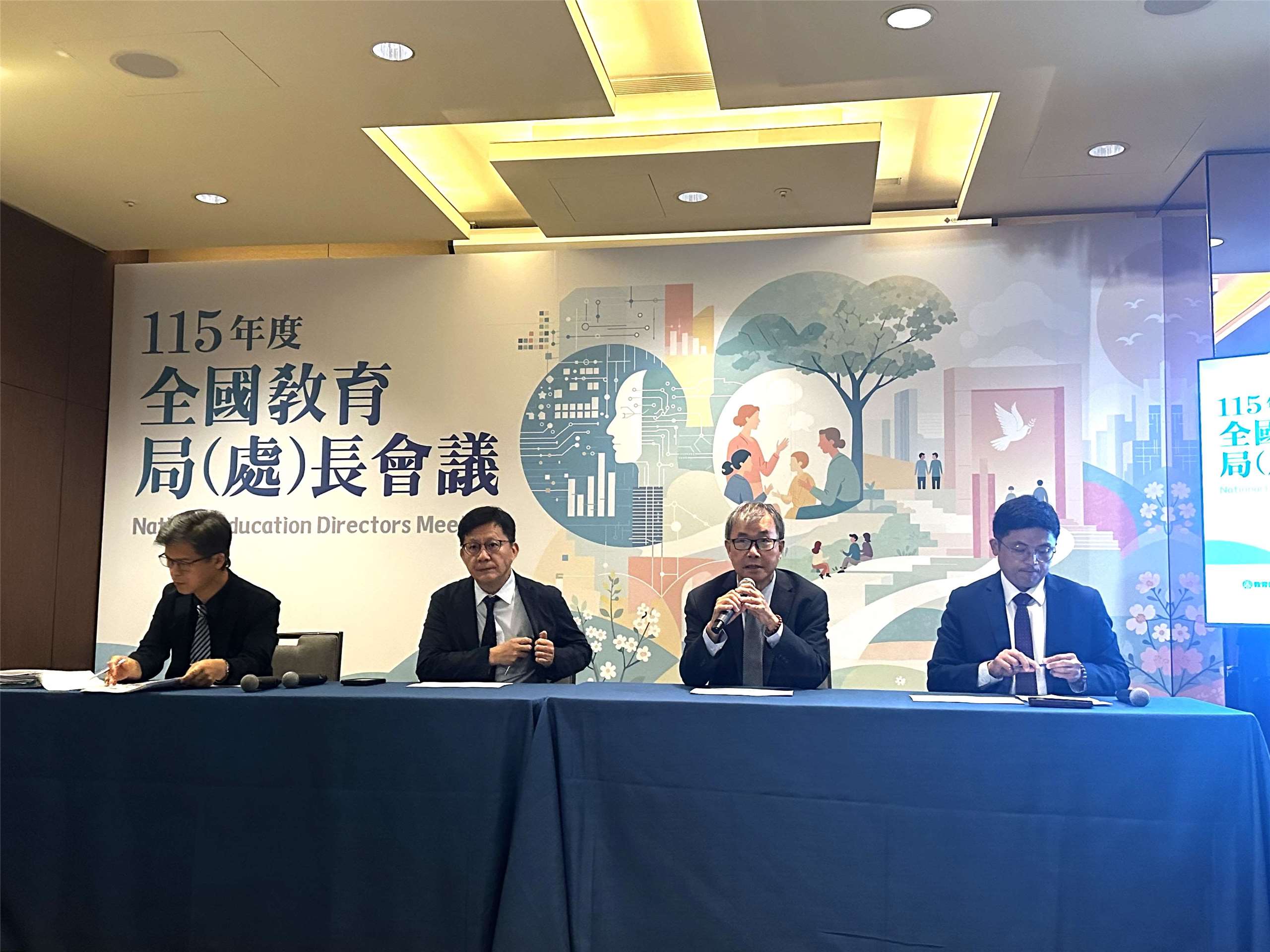 教育部長鄭英耀(右二)7日下午說明，2026大學分科測驗確定因巴威颱風影響而將延期舉行。(楊雨青攝)