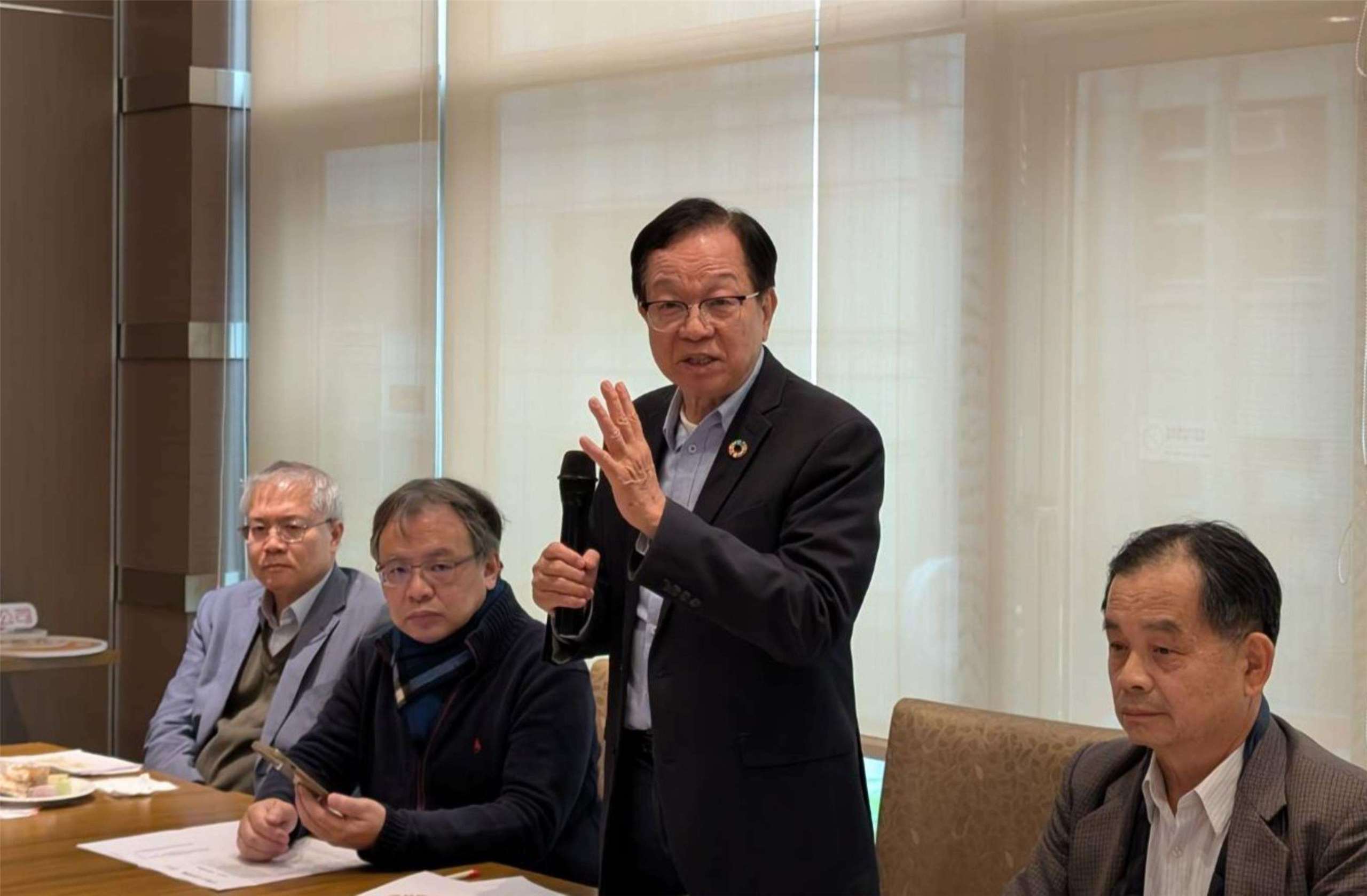 前民進黨秘書長、台糖前董事長吳乃仁因台糖土地賤賣案，須賠償台糖新台幣1.7億，其代理律師承諾20日前提出協商或清償計劃。台糖董事長吳明昌(右2)今天(14日)指出，雙方律師已約好16日展開協商。資料照。(圖：台糖官網)