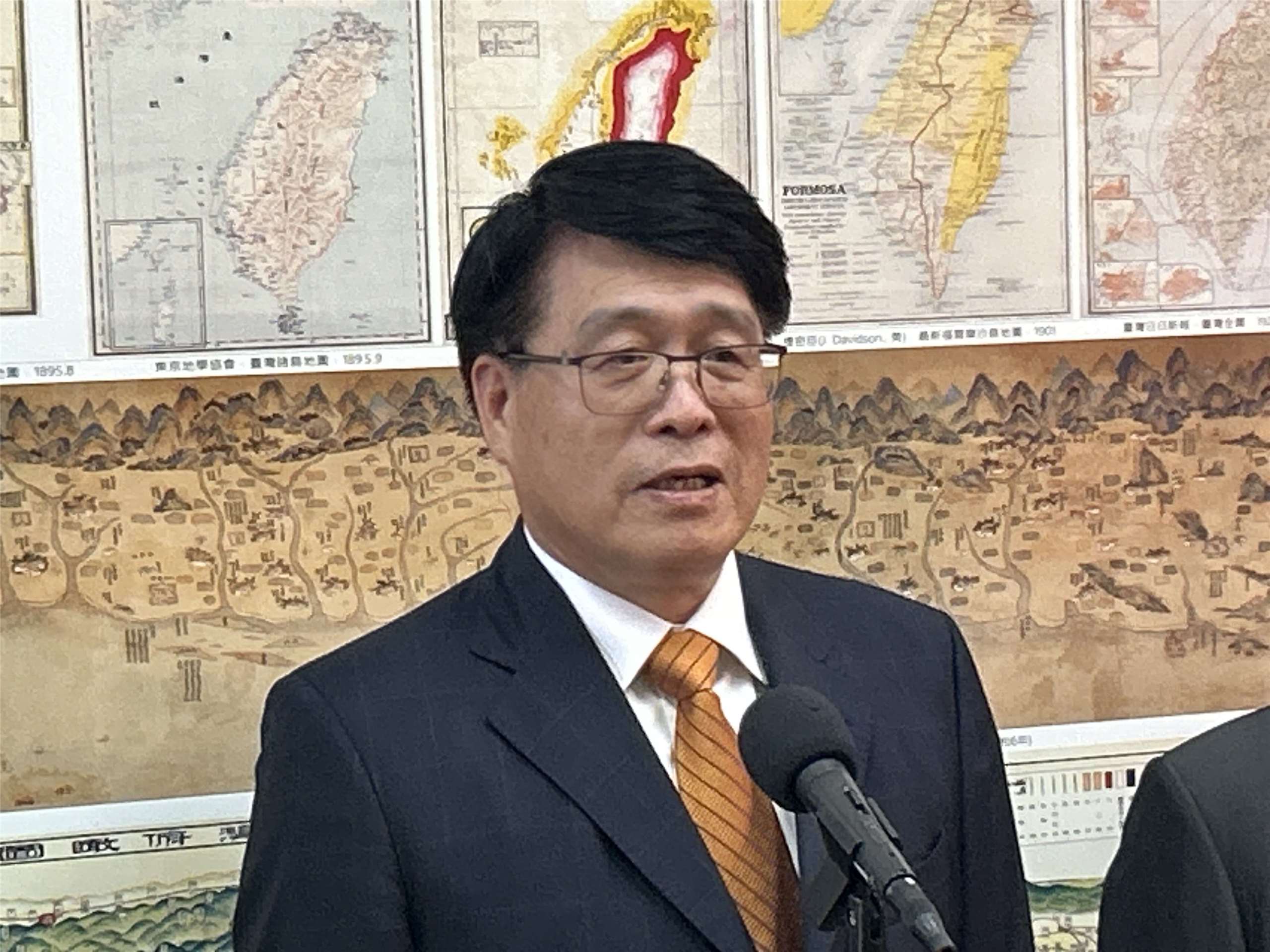 中選會主委游盈隆16日到內政委員會針對年底九合一選舉選務整備等進行專題報告並備質詢，他會前接受媒體採訪。（趙婉淳 攝）