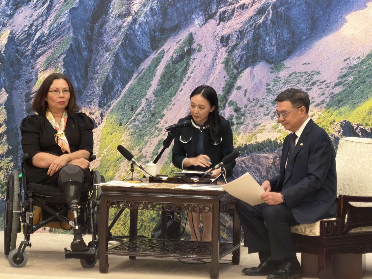 行政院長卓榮泰(右)8日接見美國聯邦參議員達克沃絲（Tammy Duckworth，左）。(鄭佑漢 攝)