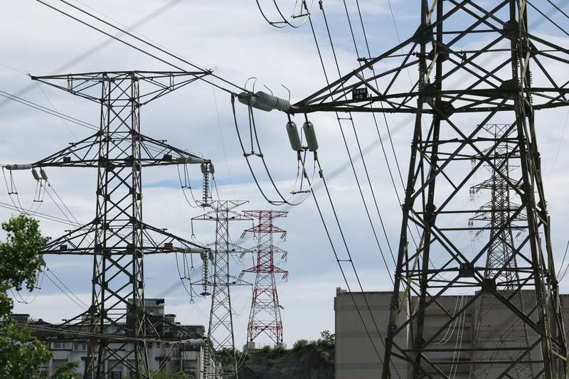 台電31日指出，今年台電7月用電尖峰沒有進入史上前五大，主要是7月份接連有颱風來襲、強降雨、午後雷陣雨等天氣調節，熱累積效應有限，導致尖峰負載未如先前預期創高。圖為新北市汐止超高壓變電所周邊高壓電塔。