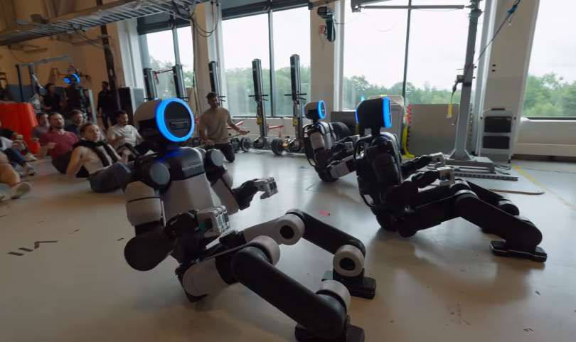 機器人公司波士頓動力(Boston Dynamics)10日在社群平台上，以「世界盃熱潮持續延燒」為題，秀出人形機器人在公司總部模仿近期爆紅的維京划船應援動作短片，引起網友熱烈討論。(IG@Boston Dynamics)