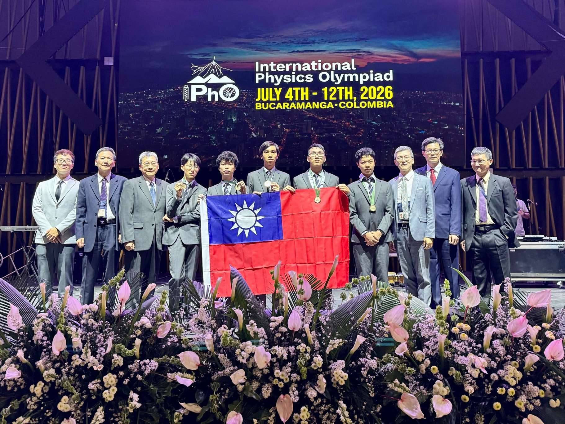 2026國際物理奧林匹亞競賽，台灣隊的老師與學生。(教育部提供)
