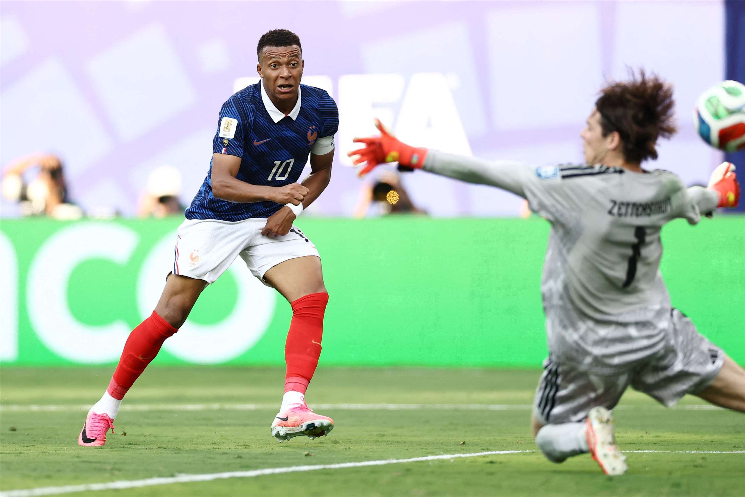 姆巴佩(Kylian Mbappe, 10號球衣)梅開二度，法國在世界盃足球賽32強賽以3比0擊敗瑞典。