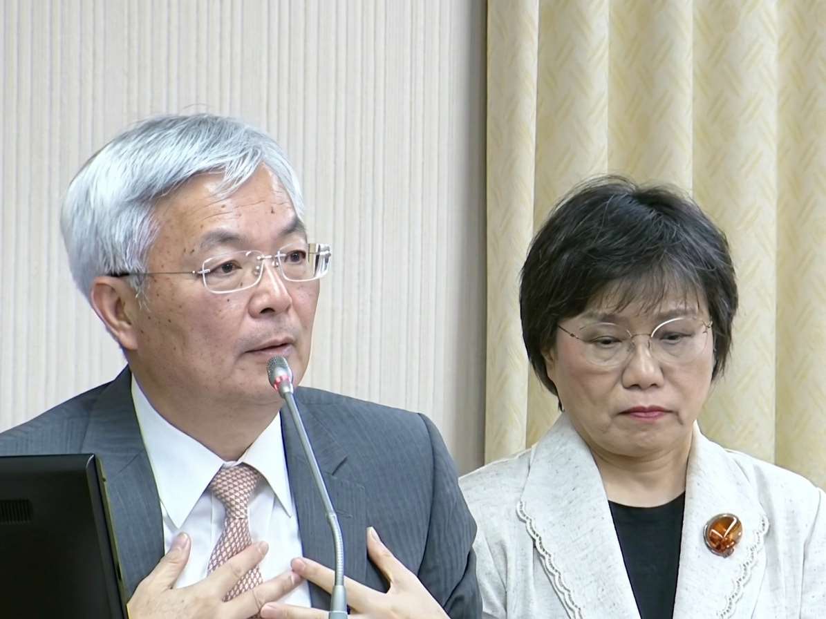 為了落實被害人權益保障及方便警方執法，朝野立委及黨團針對《跟蹤騷擾防制法(簡稱跟騷法)》提出11個修法版本，立法院內政委員會6日排審，內政部長劉世芳(右)、警政署長張榮興(左)等官員列席備詢。(翻攝YouTube頻道)