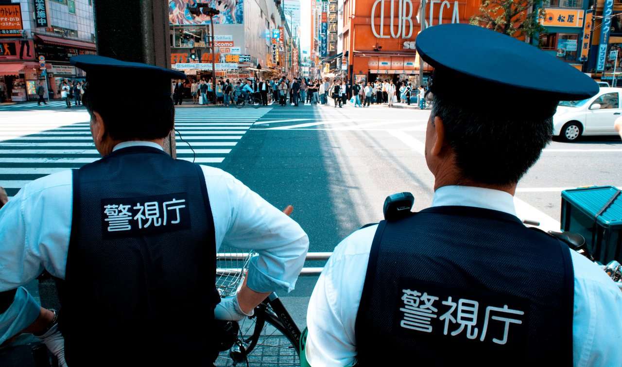 日本東京警方近期破獲一個以投資話術騙取日本民眾現金的台灣詐騙集團，並在今天(14日)最新宣布逮捕2名疑似赴日本當車手的台灣人。示意圖 (unsplash圖庫)