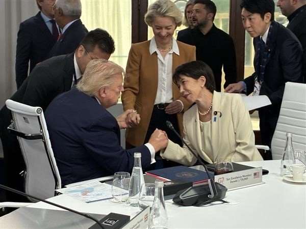 日本首相高市早苗在法國參加七大工業國集團（G7）峰會期間，當地時間16日曾與川普於場邊短暫交談5分鐘左右。(X@takaichi_sanae)