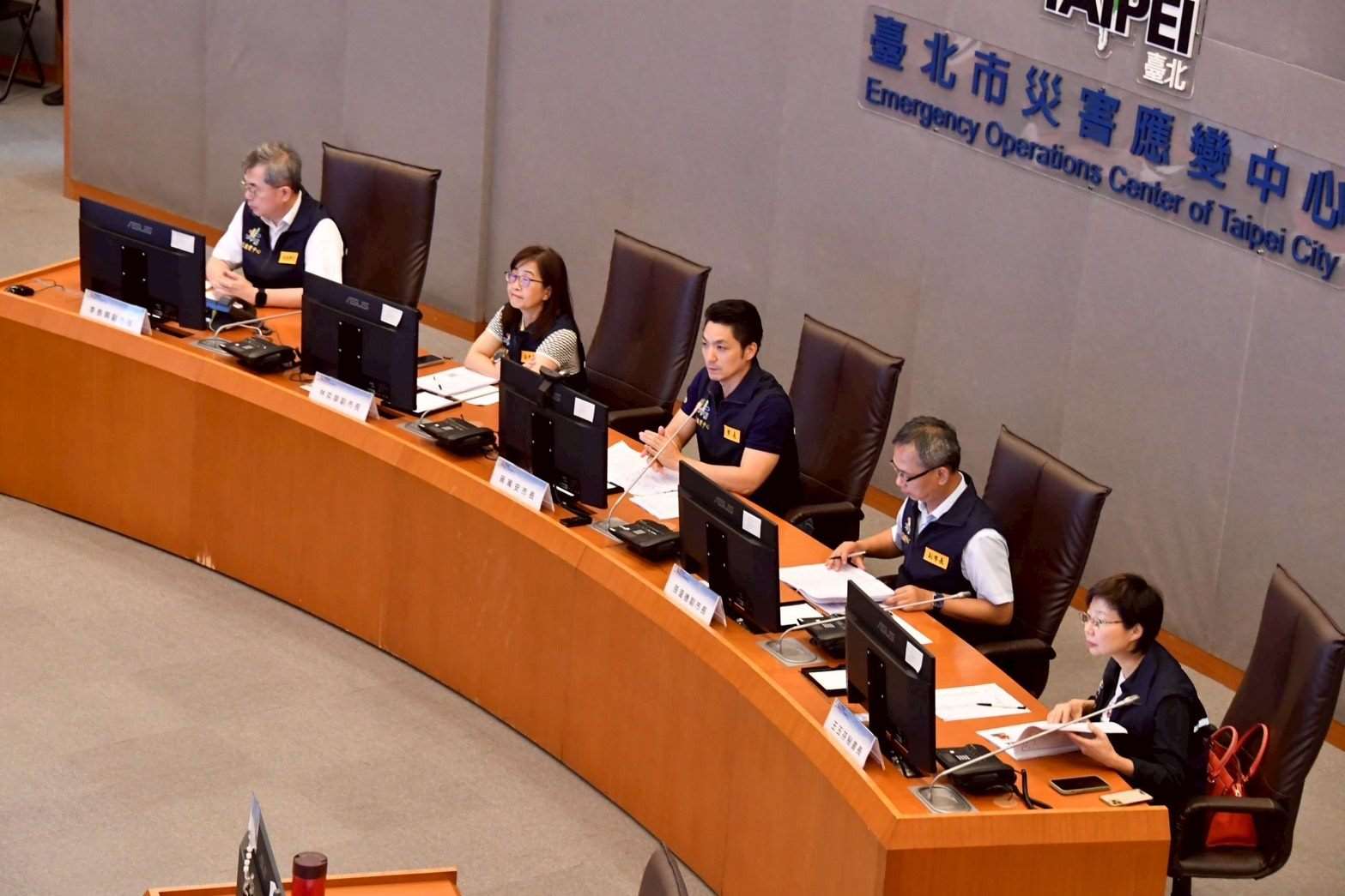 台北市長蔣萬安10日赴北市災害應變中心主持巴威颱風工作會報。(圖:台北市政府)