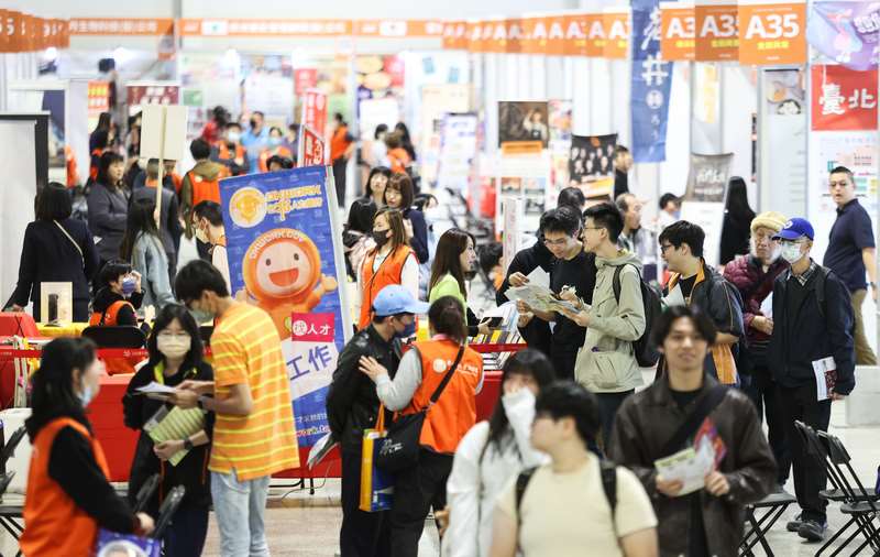 勞動部建置多項線上職涯探索工具，包括「Jobooks工作百科」，提供職業介紹、工作內容及薪資資訊，以及「工作氣質測驗」等職涯測評工具，協助青年了解自身興趣與能力，探索未來發展方向。圖為青年職涯就業博覽會。資料照。