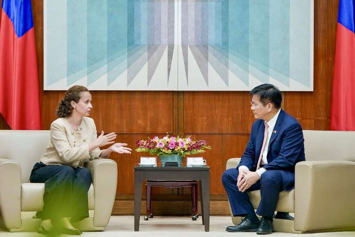 外交部長林佳龍（右）向烏克蘭國會「基礎建設及交通委員會」首席副主席希兒科（Yulia Sirko)(左）重申，台灣堅定支持烏克蘭，並將持續協助烏國重建家園。(圖 : 外交部)