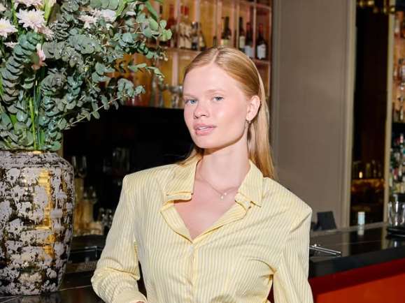 俄羅斯女模克斯特羅米蒂娜(Anastasia Kostromitina)因外表神似挪威足球球星哈蘭德而爆紅。(IG/@nas__kos)