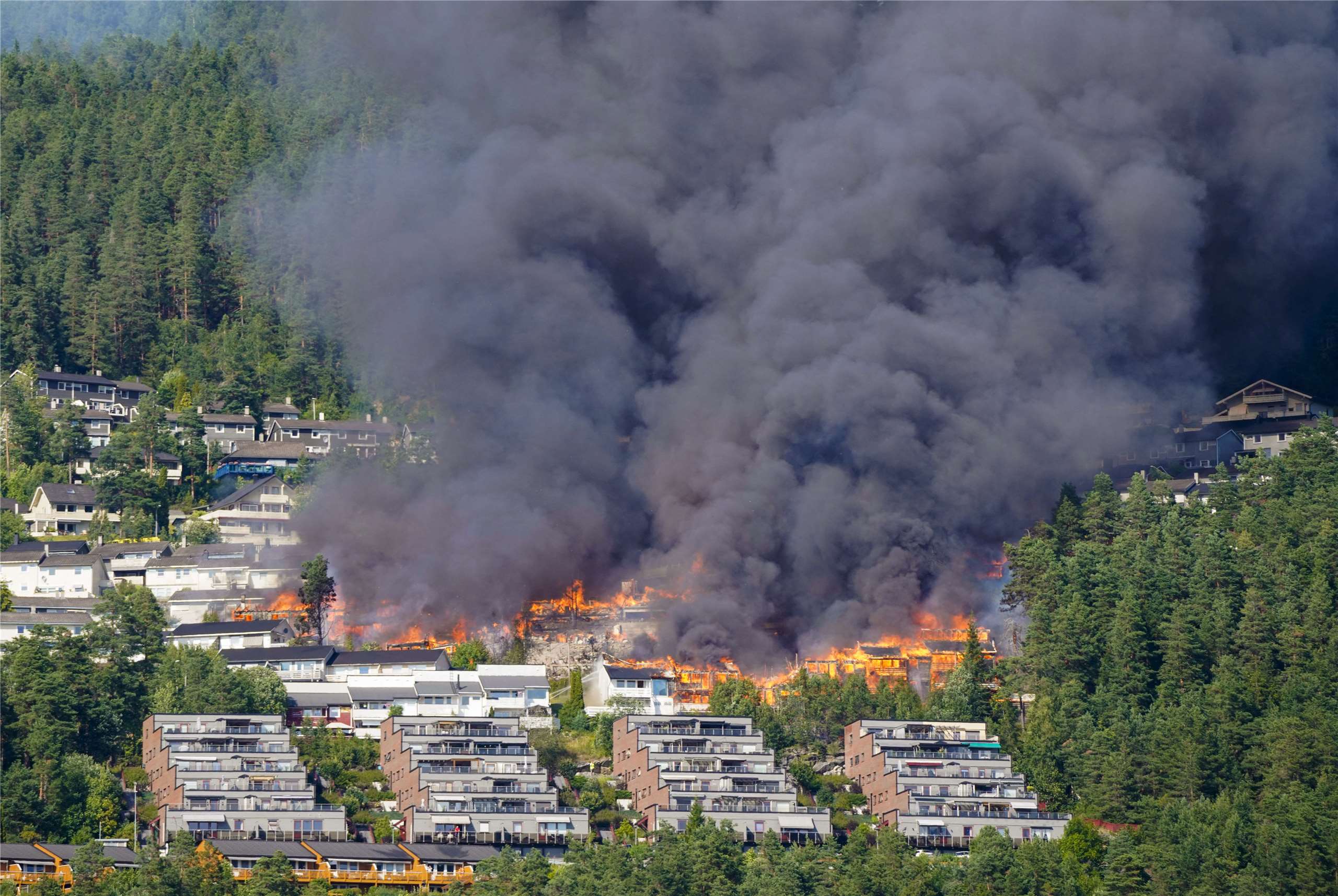 挪威南部德拉曼市(Drammen)17日發生重大火災，逾百戶住宅全毀。