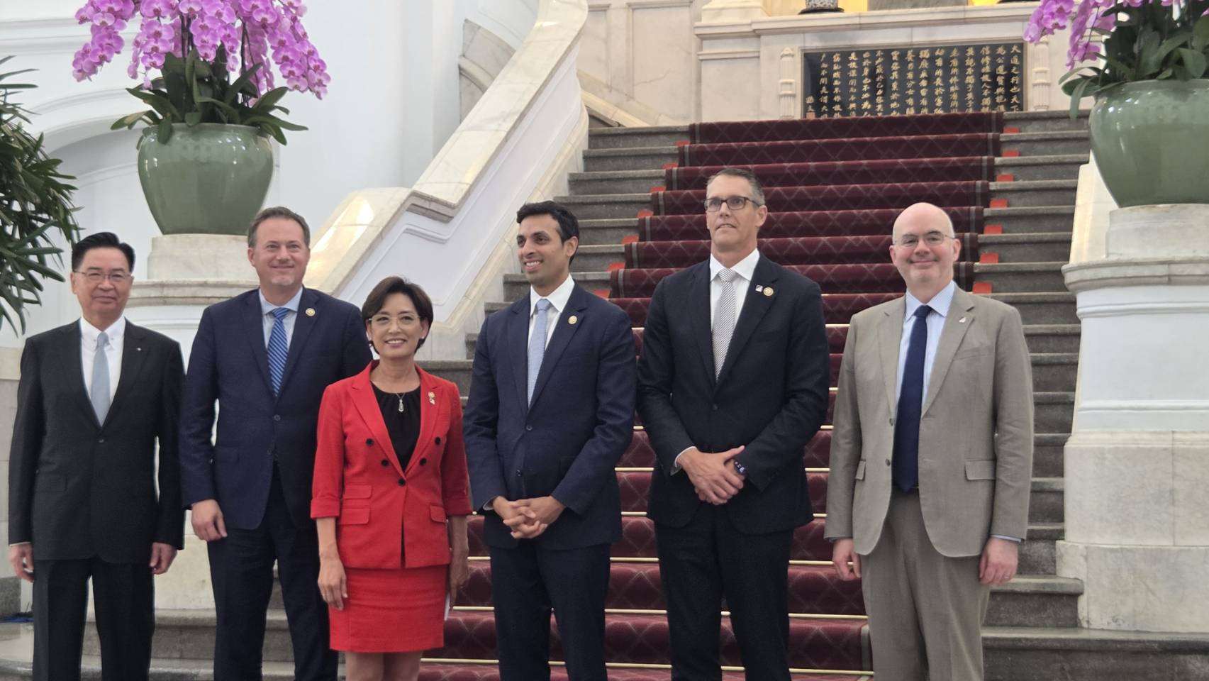 美國聯邦眾議院外交委員會「亞太」小組主席金映玉(左3)率領聯邦眾議員蘇柏曼楊(右3)、克勞德(左2)及芬斯特拉(右2)台來訪問，並晉見賴清德總統，隨後則在總統府敞廳發表談話。（劉玉秋 攝）