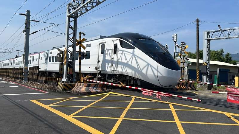 台鐵宣布，8月週五至週日西部幹線EMU3000型採全車對號座售票，停售自由座車票。資料照。