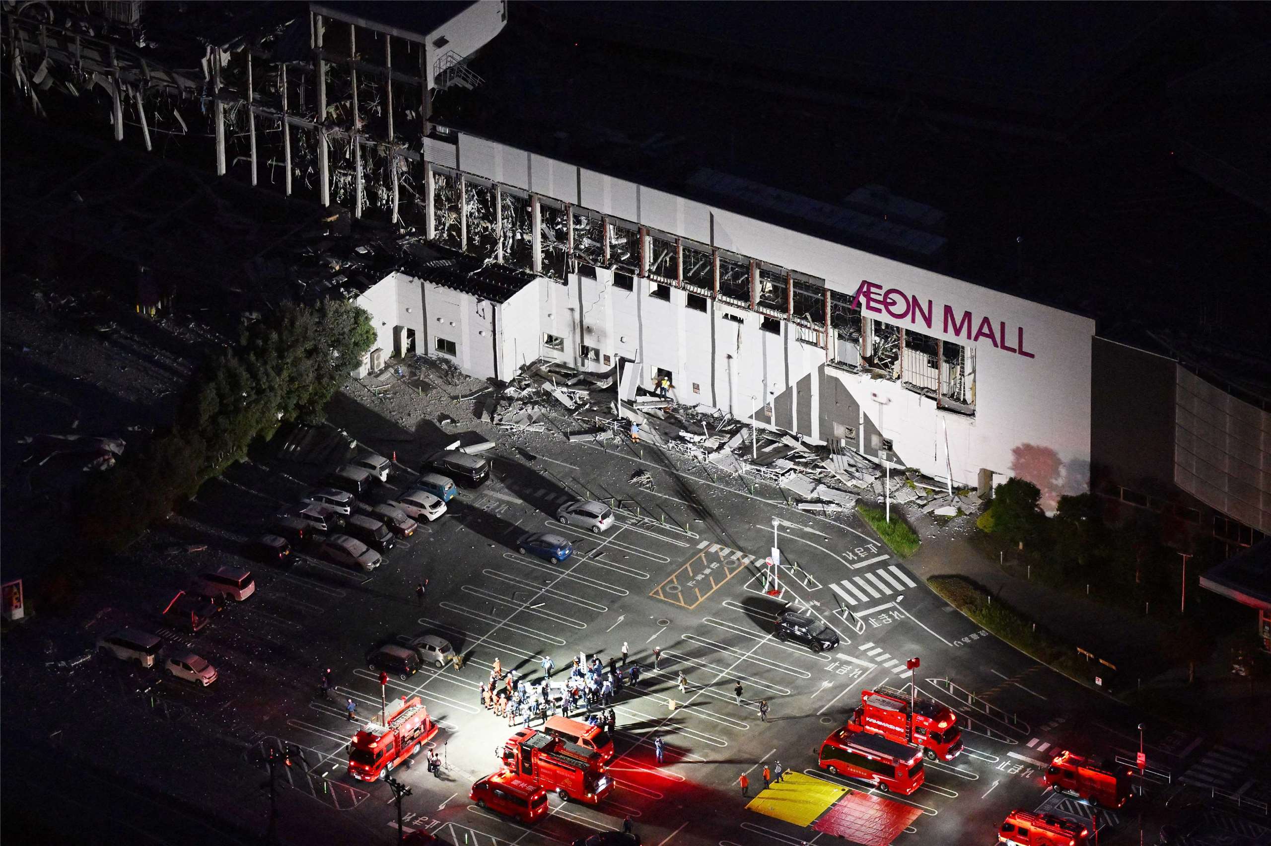 日本熊本發生28日強震後，當地購物中心「永旺(AEON)夢樂城熊本」發生爆炸，許多人受困其中。
