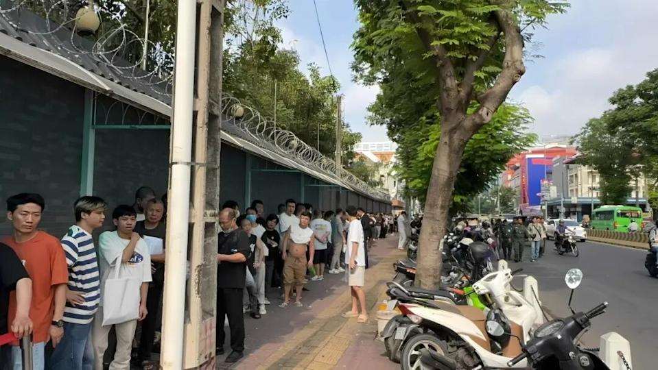 中華民國外交部17日宣布，基於維護國家尊嚴及入出境安全，今年8月1日起，正式停止對柬埔寨國民適用的各項入境簽證便捷措施，在金邊的中國駐柬埔寨大使館門外，自17日起已有人大排長龍。 (圖:翻拍自柬單網)