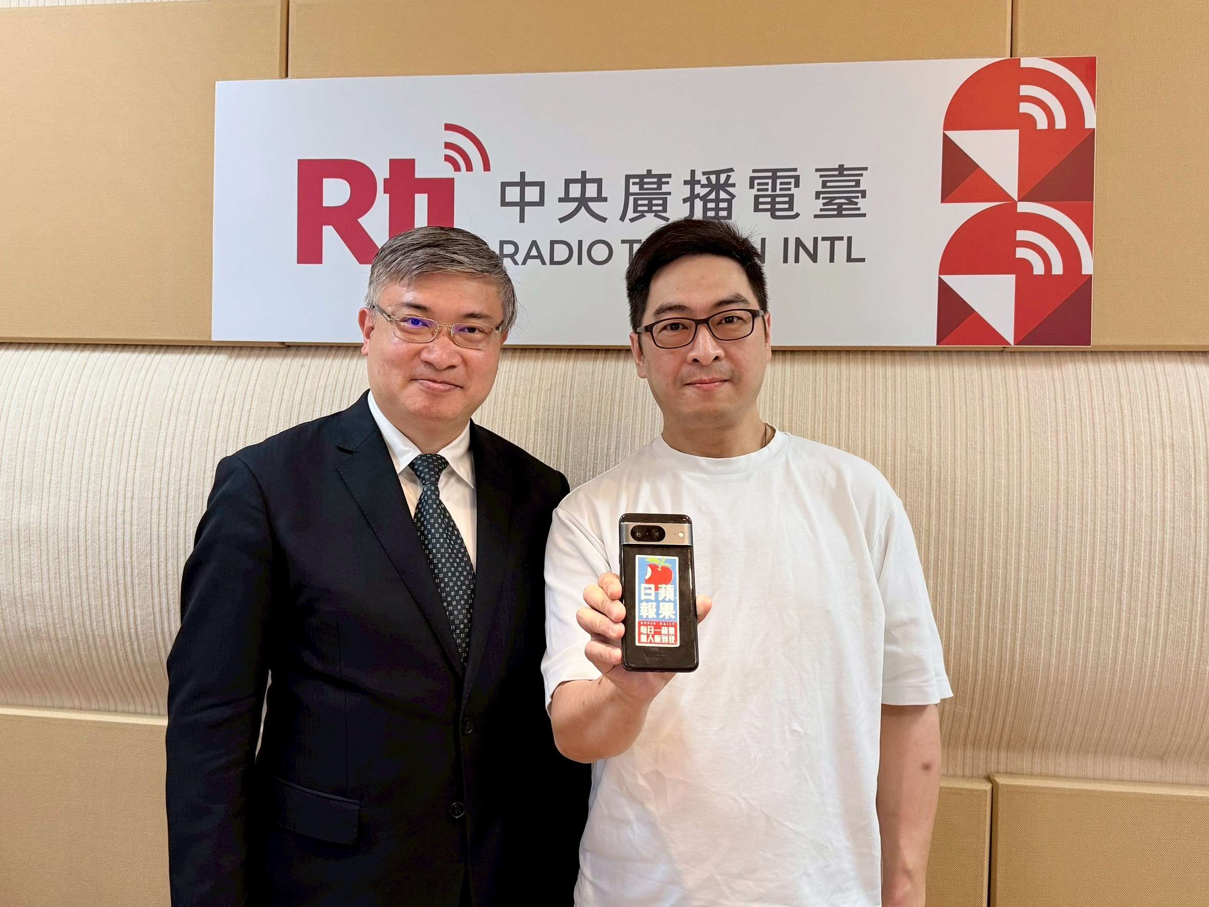 《備份蘋果，記錄香港》策展人李家聰(右)和主持人桑普(左)合照。