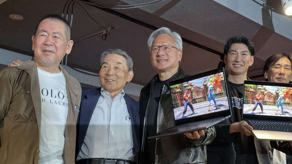 黃仁勳(中)與SEGA代表取締役會長CEO里見治紀(右2)、代表取締役社長COO內海州史(右1)、「VR快打」(Virtua Fighter)創作者鈴木裕(左1)及前社長入交昭一郎(左2)在孕育無數街機回憶的發源地秋葉原，共同慶祝輝達與SEGA合作30年的里程碑。 (圖:翻拍自輝達網頁)