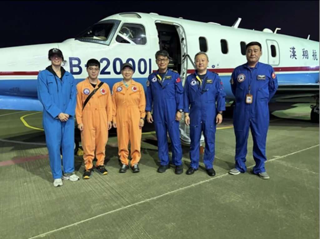 颱風巴威襲台，中央氣象署與台灣大學及漢翔公司合作，10日清晨執行颱風飛機投落送觀測任務，可取得高空至近海面的關鍵氣象資料，做為分析及預報依據。（氣象署提供）